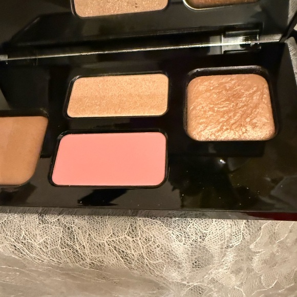 IL MAKIAGE HIGH POINT
BRONZER, BLUSH & HIGHLIGHTER PRO PALETTE - LIGHT NEW - Picture 5 of 7